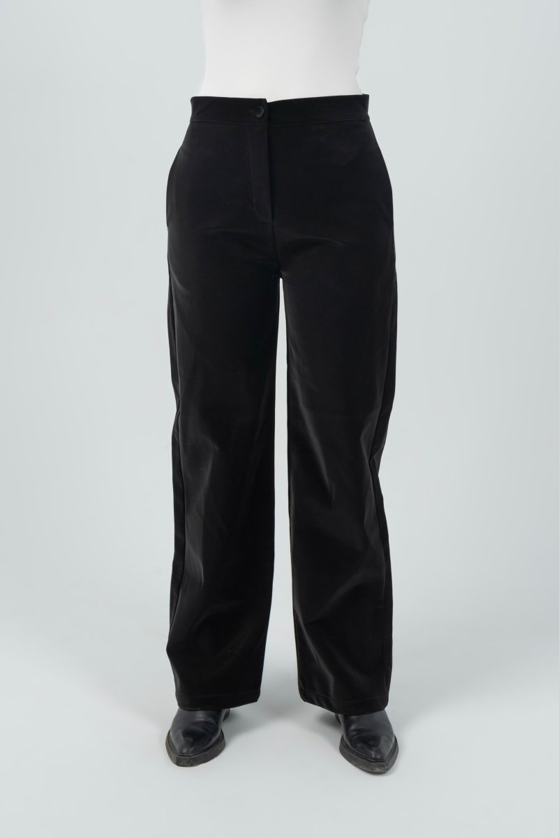 بنطال جلدي كلاسيكي بقصة مستقيمة – أسود